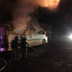 Autobús de pasajeros arde en llamas en calles de Morelia