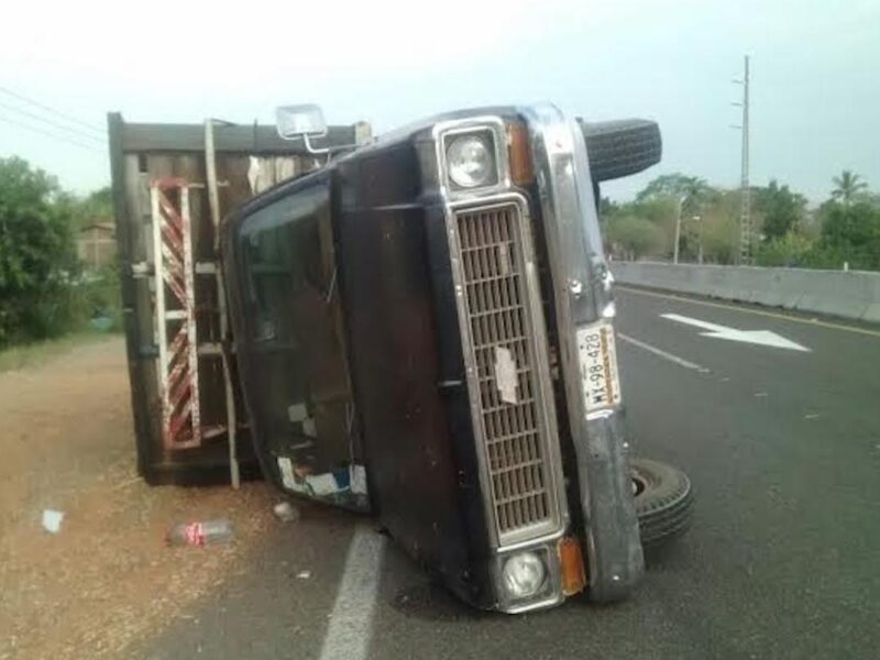 Accidente en la carretera Apatzingán-Cuatro Caminos lesionado