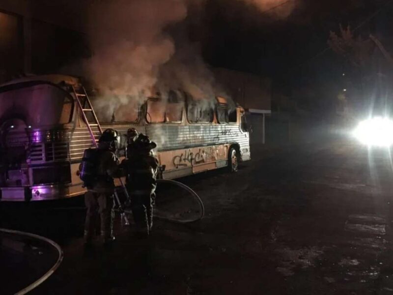 Autobús se incendia en calles de Morelia y provoca intensa movilización de bomberos y policías; no se reportan heridos tras el incendio.