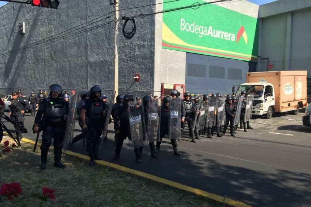 Maestros de la CNTE protagonizan boicot en el centro de convenciones de Morelia durante la visita de Aurelio Nuño Mayer, exigiendo frenar la reforma educativa y evaluación docente 1
