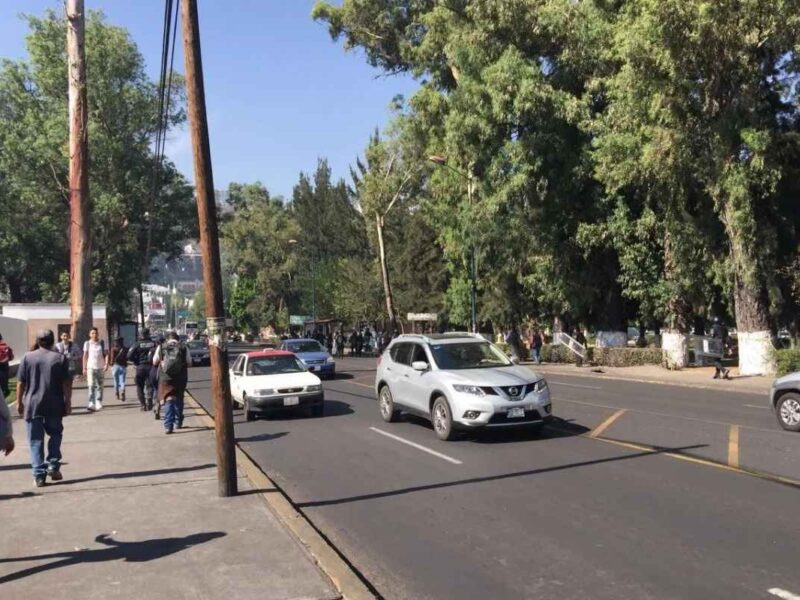 Maestros de la CNTE protagonizan boicot en el centro de convenciones de Morelia durante la visita de Aurelio Nuño Mayer, exigiendo frenar la reforma educativa y evaluación docente