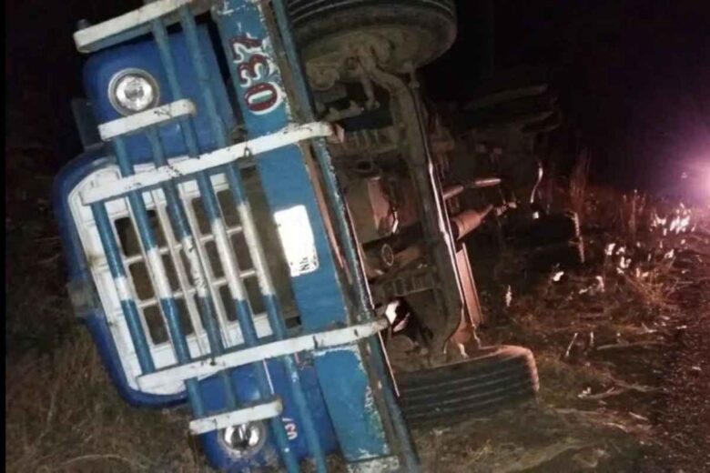 Camión vuelca en Tocumbo con varias toneladas de caña