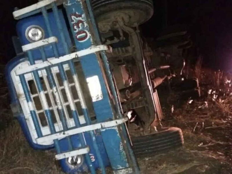 Camión vuelca en Tocumbo con varias toneladas de caña