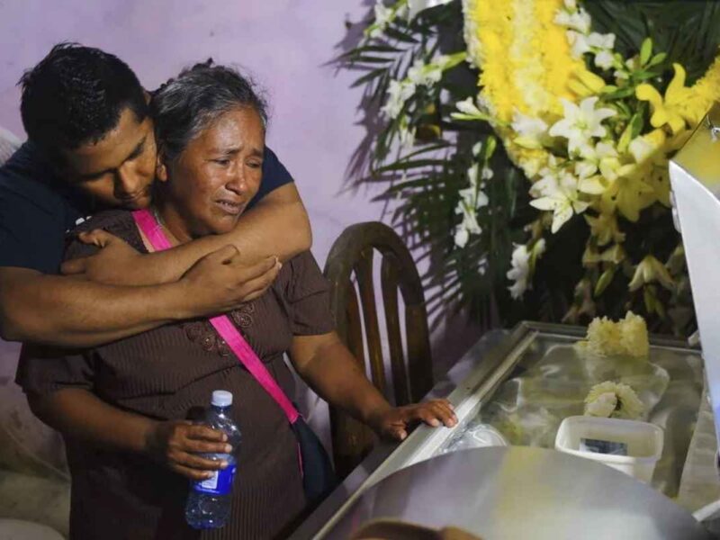 Explosión en planta de Pemex Mexichem eleva a 32 los muertos y mantiene 6 trabajadores desaparecidos. La tragedia exhibe fallas de seguridad y agrava la crisis de Pemex