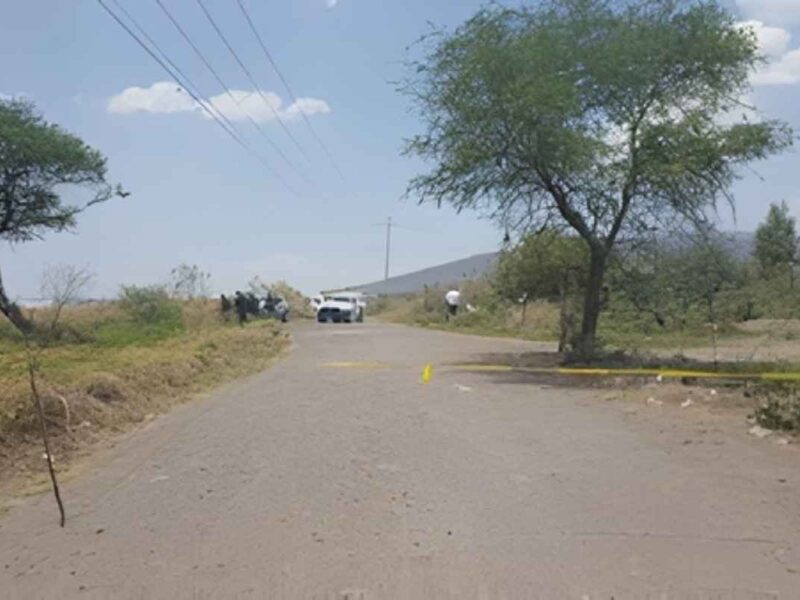 Encuentran el cadáver baleado y maniatado de un hombre en Zamora, Michoacán. Policía investiga el asesinato de un joven en camino rural cercano al Valle Dorado