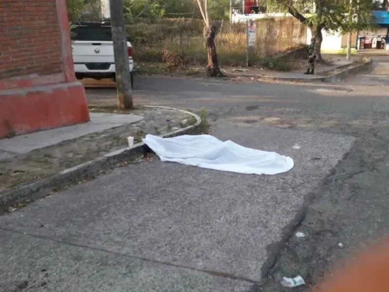 Un hombre fue asesinado a balazos en el municipio de Lázaro Cárdenas, Michoacán. Las autoridades ya investigan el homicidio 1234