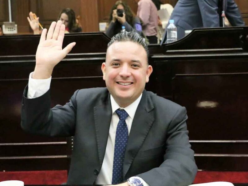 El diputado Carlos Quintana celebra la iniciativa contra el fuero, como ello pretende eliminar la impunidad en Michoacán
