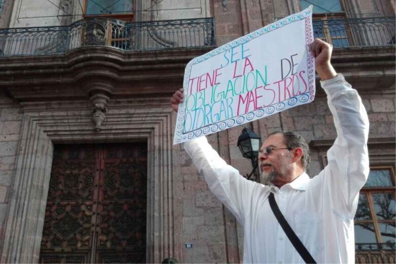 Padres de Familia de la Zona 43 y otros municipios de Michoacán tomaron Palacio de Gobierno y bloquearon calles del Centro Histórico de Morelia para exigir maestros en escuelas sin docentes