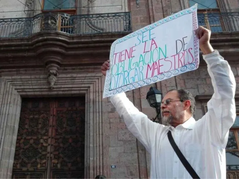 Padres de Familia de la Zona 43 y otros municipios de Michoacán tomaron Palacio de Gobierno y bloquearon calles del Centro Histórico de Morelia para exigir maestros en escuelas sin docentes