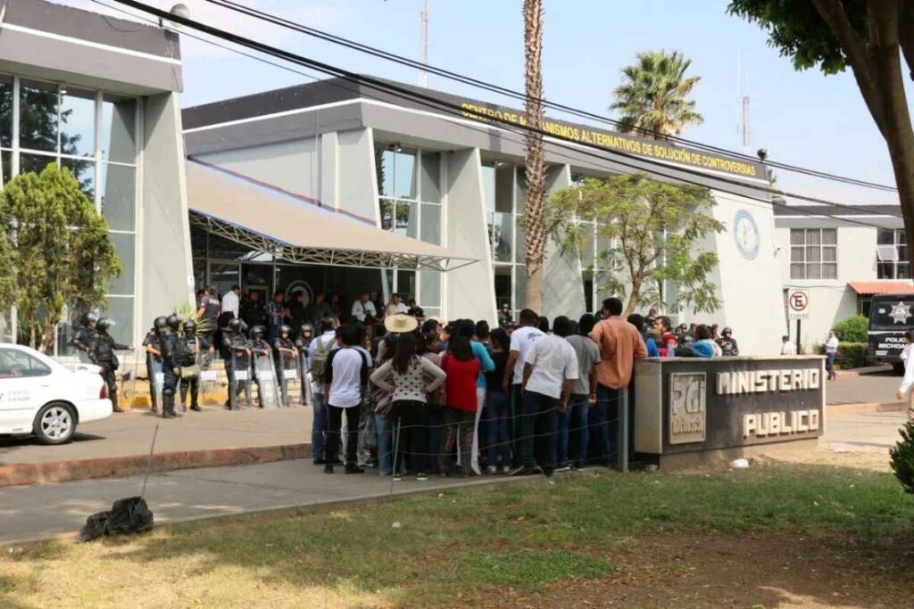 Maestros de la CNTE y normalistas realizan protesta en la PGJE de Morelia para exigir la liberación de compañeros detenidos tras enfrentamiento y disturbios con policías 3