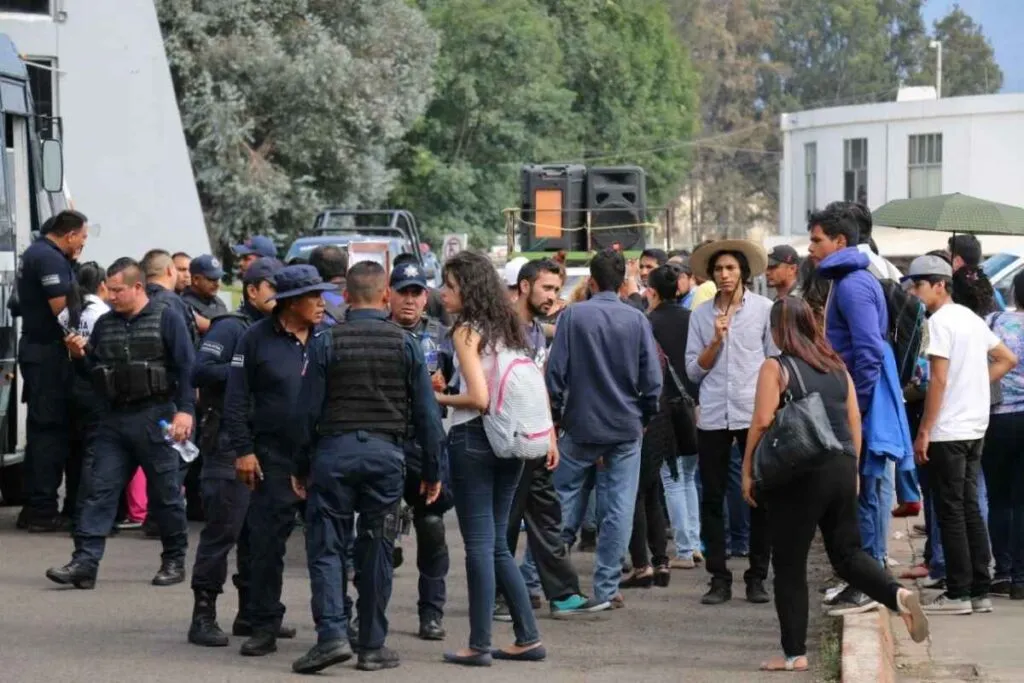 Maestros de la CNTE y normalistas realizan protesta en la PGJE de Morelia para exigir la liberación de compañeros detenidos tras enfrentamiento y disturbios con policías