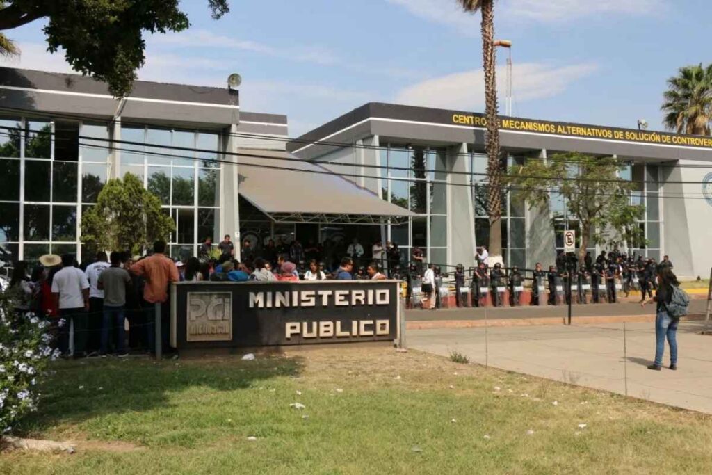Maestros de la CNTE y normalistas realizan protesta en la PGJE de Morelia para exigir la liberación de compañeros detenidos tras enfrentamiento y disturbios con policías 2