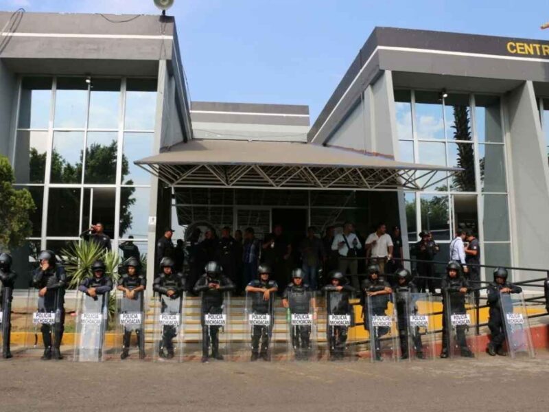 Maestros de la CNTE y normalistas realizan protesta en la PGJE de Morelia para exigir la liberación de compañeros detenidos tras enfrentamiento y disturbios con policías 1