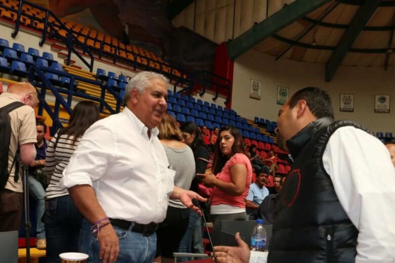 El líder del SUEUM, Eduardo Tena Flores, acusó al presidente de la JLCA de Michoacán, Hill Arturo del Río, de vivir “bajo el dominio de quien le paga” y no defender los derechos laborales