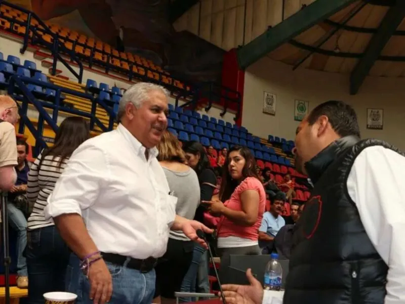 El líder del SUEUM, Eduardo Tena Flores, acusó al presidente de la JLCA de Michoacán, Hill Arturo del Río, de vivir “bajo el dominio de quien le paga” y no defender los derechos laborales