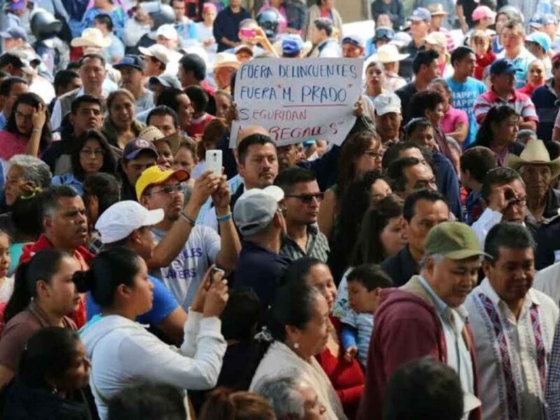 El gobernador de Michoacán, Silvano Aureoles Conejo y funcionarios sufrieron fuertes abucheos y rechazo social en Nahuatzen, donde la ciudadanía acordó no aplaudir a los políticos presentes 1234