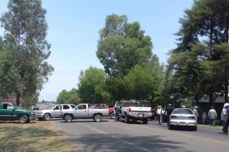 Habitantes de San Francisco, en Peribán, bloquearon la carretera Los Reyes Uruapan para exigir acciones contra la tala clandestina y la quema de bosques en Michoacán
