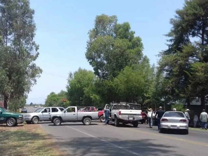 Habitantes de San Francisco, en Peribán, bloquearon la carretera Los Reyes Uruapan para exigir acciones contra la tala clandestina y la quema de bosques en Michoacán