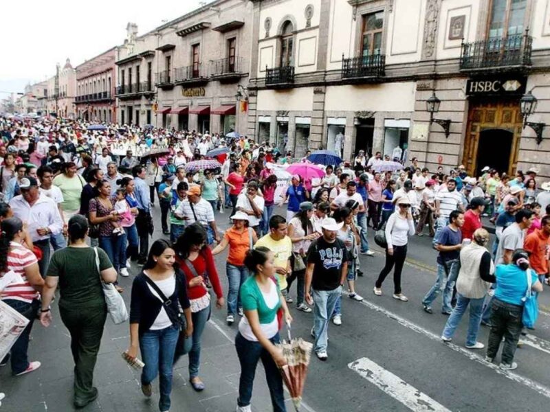 La Sección XVIII de la CNTE Michoacán moviliza a miles frente al Palacio de Gobierno en Morelia para demandar la reimpresión de cheques sin leyenda y el pago completo a docentes