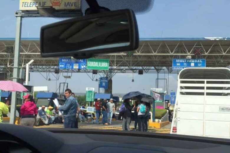 Maestros de la CNTE Michoacán liberaron la caseta de Panindícuaro en la autopista de occidente, tramo Morelia-Guadalajara, permitiendo paso de automovilistas sin pago de peaje