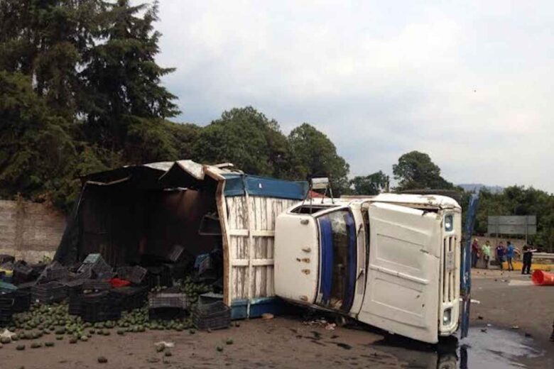 Accidente en la Autopista Siglo XXI: camión de aguacate vuelca en la caseta de Ziracuaretiro, dejando tres lesionados: Conoce más del suceso
