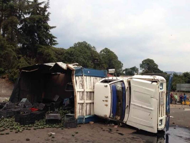 Accidente en la Autopista Siglo XXI: camión de aguacate vuelca en la caseta de Ziracuaretiro, dejando tres lesionados: Conoce más del suceso