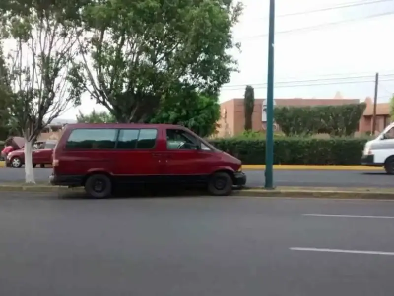 Familia se accidenta en Morelia, luego de que el conductor perdiera el control de la unidad y se subiera al camellón central sobre el libramiento Sur