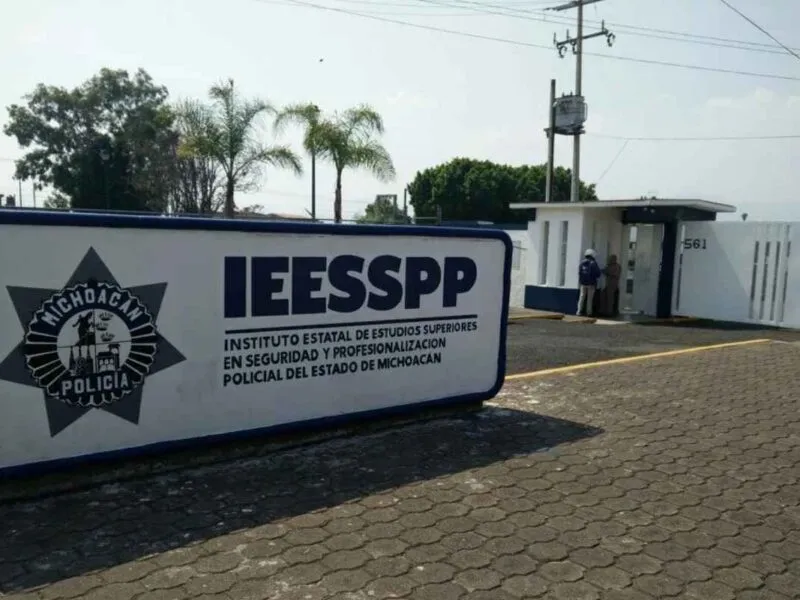 Habitantes y policías comunitarios de Nahuatzen protestaron en Morelia, acusando al Gobierno de Michoacán de incumplir apoyos económicos, equipos y uniformes prometidos