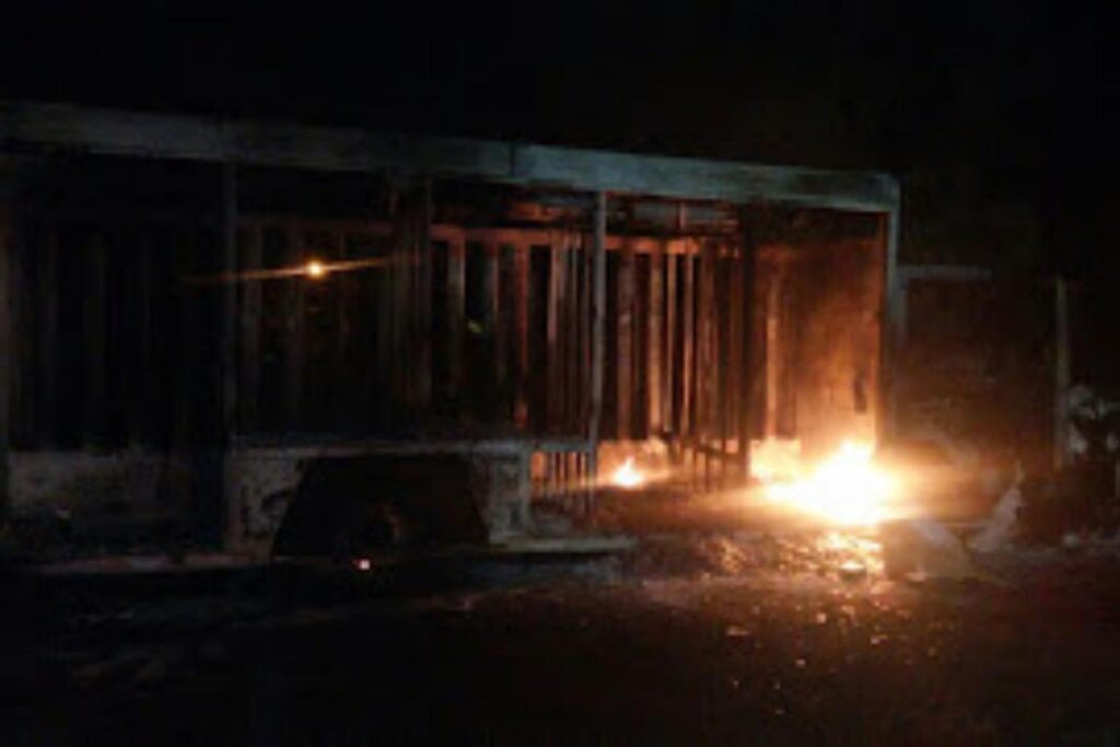 En Nahuatzen, Michoacán, pobladores quemaron un camión de Coca-Cola y una camioneta de la CFE como protesta por el incumplimiento en la entrega de patrullas y equipamiento prometido 1