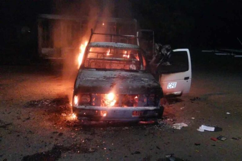 En Nahuatzen, Michoacán, pobladores quemaron un camión de Coca-Cola y una camioneta de la CFE como protesta por el incumplimiento en la entrega de patrullas y equipamiento prometido
