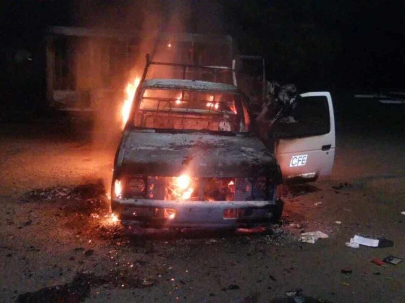 En Nahuatzen, Michoacán, pobladores quemaron un camión de Coca-Cola y una camioneta de la CFE como protesta por el incumplimiento en la entrega de patrullas y equipamiento prometido