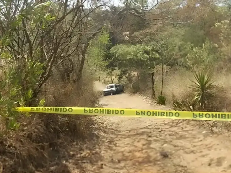Encuentran dos cuerpos calcinados al interior de un automóvil que ardió en llamas en Tingüindín, Michoacán