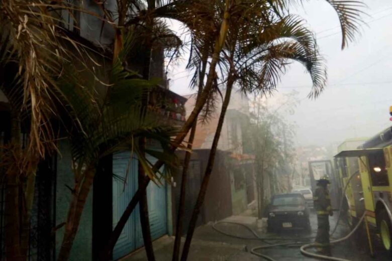 Un incendio en una casa de Morelia provocó la rápida movilización de bomberos municipales y generó alarma entre vecinos, aunque no hubo personas heridas
