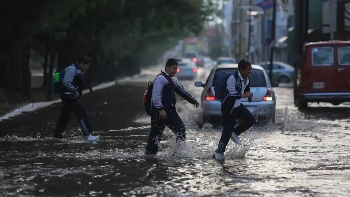 Reportan techos colapsados en plazas comerciales y vehículos varados; autoridades de Protección Civil de Michoacán no han emitido informe oficial de daños tras inundaciones en Morelia 2