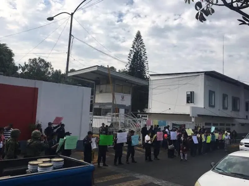 Manifestación en Uruapan Policías demandan audiencia con Alcalde Víctor Manríquez