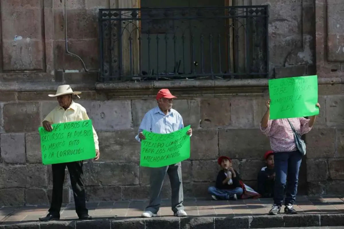 Antorchistas y colonos de Ignacio López Rayón se manifiestan para exigir escuelas de tiempo completo, seguridad, regularización de terrenos y denuncian corrupción de funcionarios en Michoacán 1