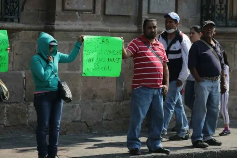 Antorchistas y colonos de Ignacio López Rayón se manifiestan para exigir escuelas de tiempo completo, seguridad, regularización de terrenos y denuncian corrupción de funcionarios en Michoacán