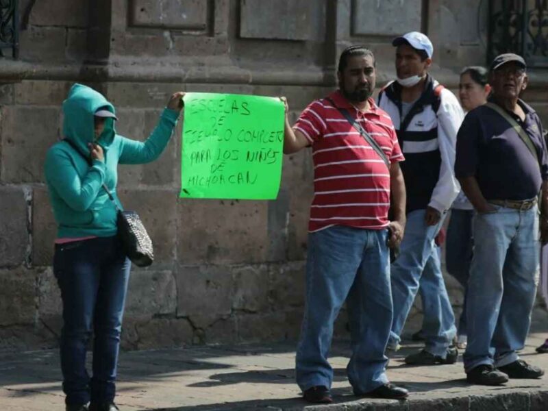 Antorchistas y colonos de Ignacio López Rayón se manifiestan para exigir escuelas de tiempo completo, seguridad, regularización de terrenos y denuncian corrupción de funcionarios en Michoacán