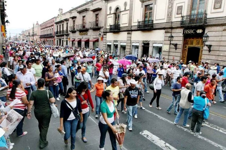 La CNTE Michoacán realiza una marcha desde Casa de Gobierno al Centro de Morelia para entregar su pliego nacional petitorio, exigir reinstalación de docentes y aplicar un modelo educativo regional