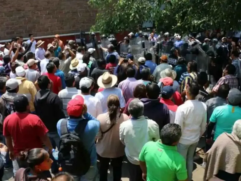 Docentes despiden al Gobernador de Michoacán, Silvano Aureoles en Nahuatzen: "Mejor Renuncia Ojete"