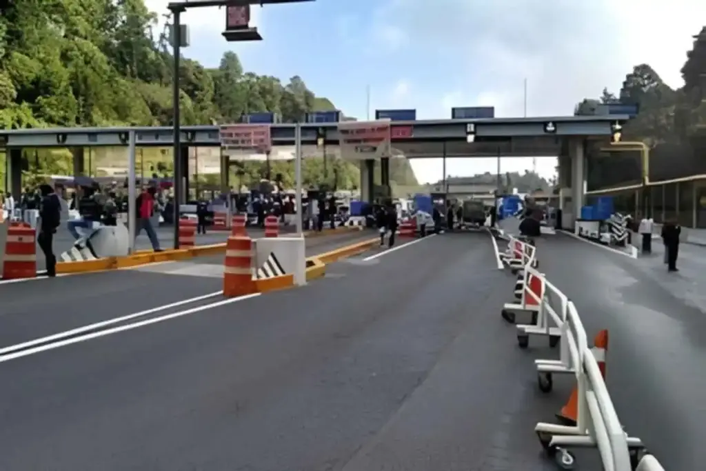 Fuerte operativo en La Marquesa impide el arribo de cientos de maestros de la CNTE a la CDMX, provocando caos vial y largas filas de autobuses 3