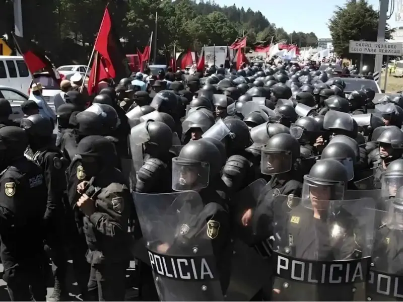 Fuerte operativo en La Marquesa impide el arribo de cientos de maestros de la CNTE a la CDMX, provocando caos vial y largas filas de autobuses 1