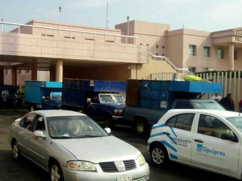 Recolectores de basura de Morelia se manifiestan frente al Palacio de Justicia del Estado de Michoacán, por la precariedad laboral, la falta de apoyo municipal y exigen soluciones a las autoridades locales
