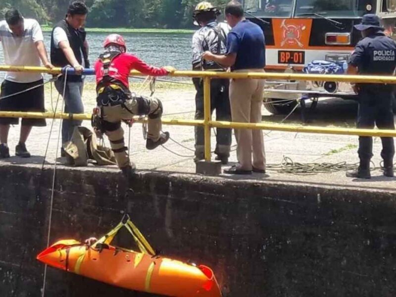 Bomberos de Uruapan rescataron el cuerpo de un hombre en la presa Matanguarán, tras operativo que incluyó autoridades ministeriales y equipos de emergencia