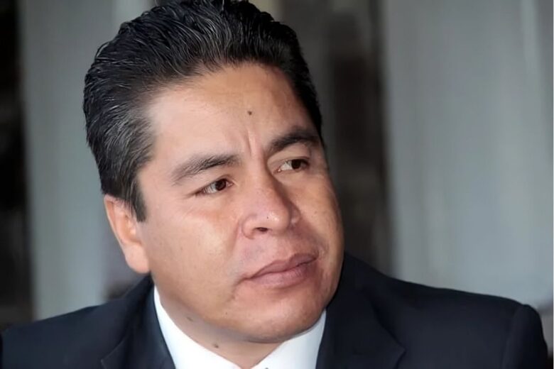 El profesor Rodrigo Ochoa Figueroa, hijo de Silvia Figueroa, enfrenta señalamientos de ser "aviador" en la UMSNH; la Facultad lo respalda, pero alumnos lo cuestionan
