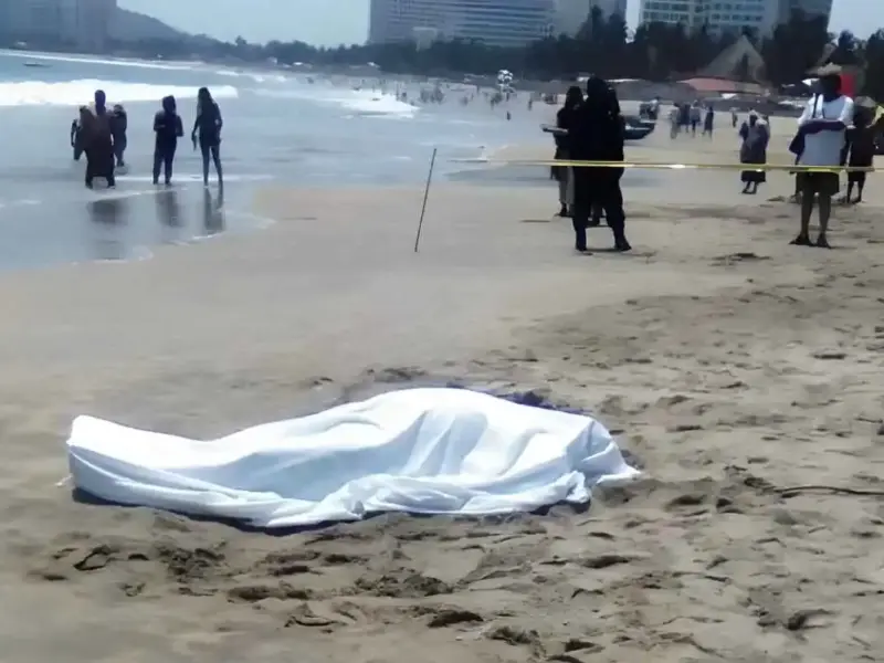 Turista michoacano fue encontrado muerto en la playa “La cucaracha” de Ixtapa Zihuatanejo, generando una fuerte movilización policiaca.