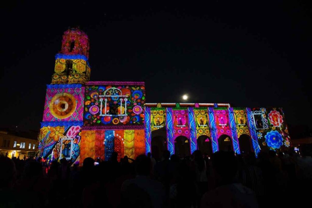 Con homenaje a la historia, cultura y tradiciones de Michoacán, el video mapping por el 475 aniversario de Morelia iluminó San Francisco y encantó a los asistentes 1