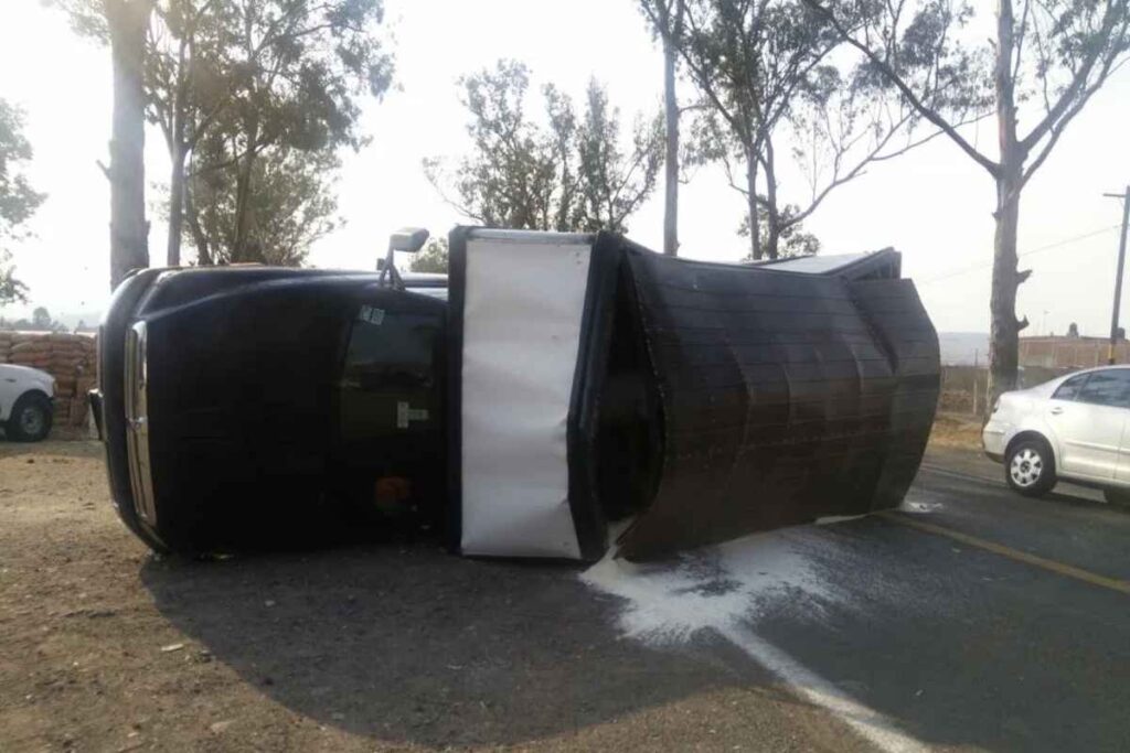 Una camioneta cargada volcó en el kilómetro 14 de la carretera Morelia Ciudad Hidalgo; el conductor resultó ileso. Policías y bomberos atendieron el accidente vial 1