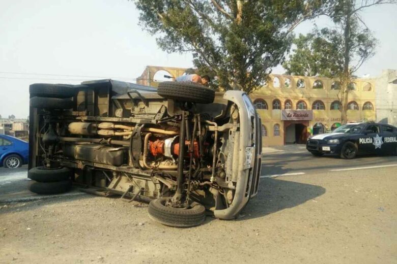 Una camioneta cargada volcó en el kilómetro 14 de la carretera Morelia Ciudad Hidalgo; el conductor resultó ileso. Policías y bomberos atendieron el accidente vial