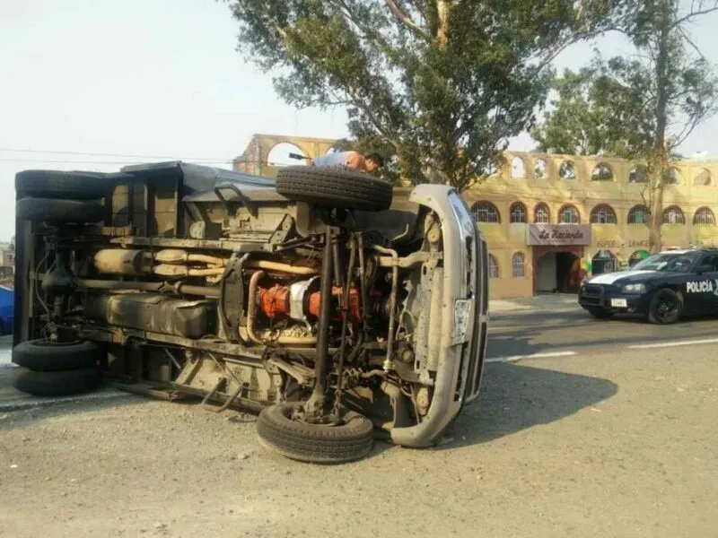 Una camioneta cargada volcó en el kilómetro 14 de la carretera Morelia Ciudad Hidalgo; el conductor resultó ileso. Policías y bomberos atendieron el accidente vial